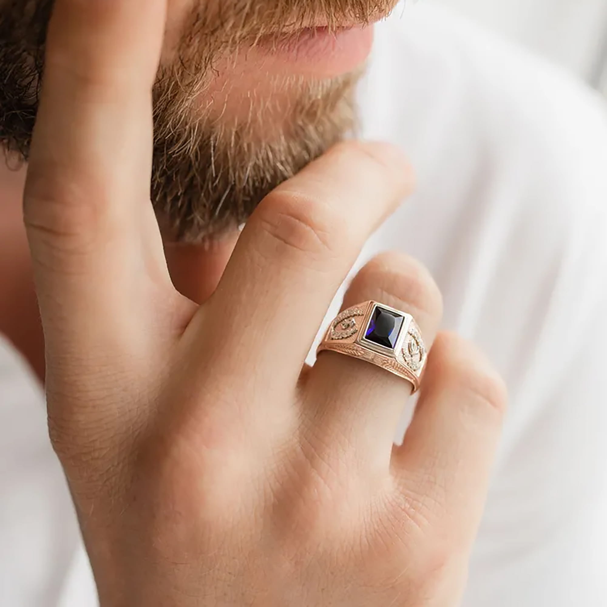 Печатка из золота 585 пробы с сапфиром синтетическим КАРАВАЕВСКАЯ ЮВЕЛИРНАЯ ФАБРИКА 31-0328-С Золото 585 пр.