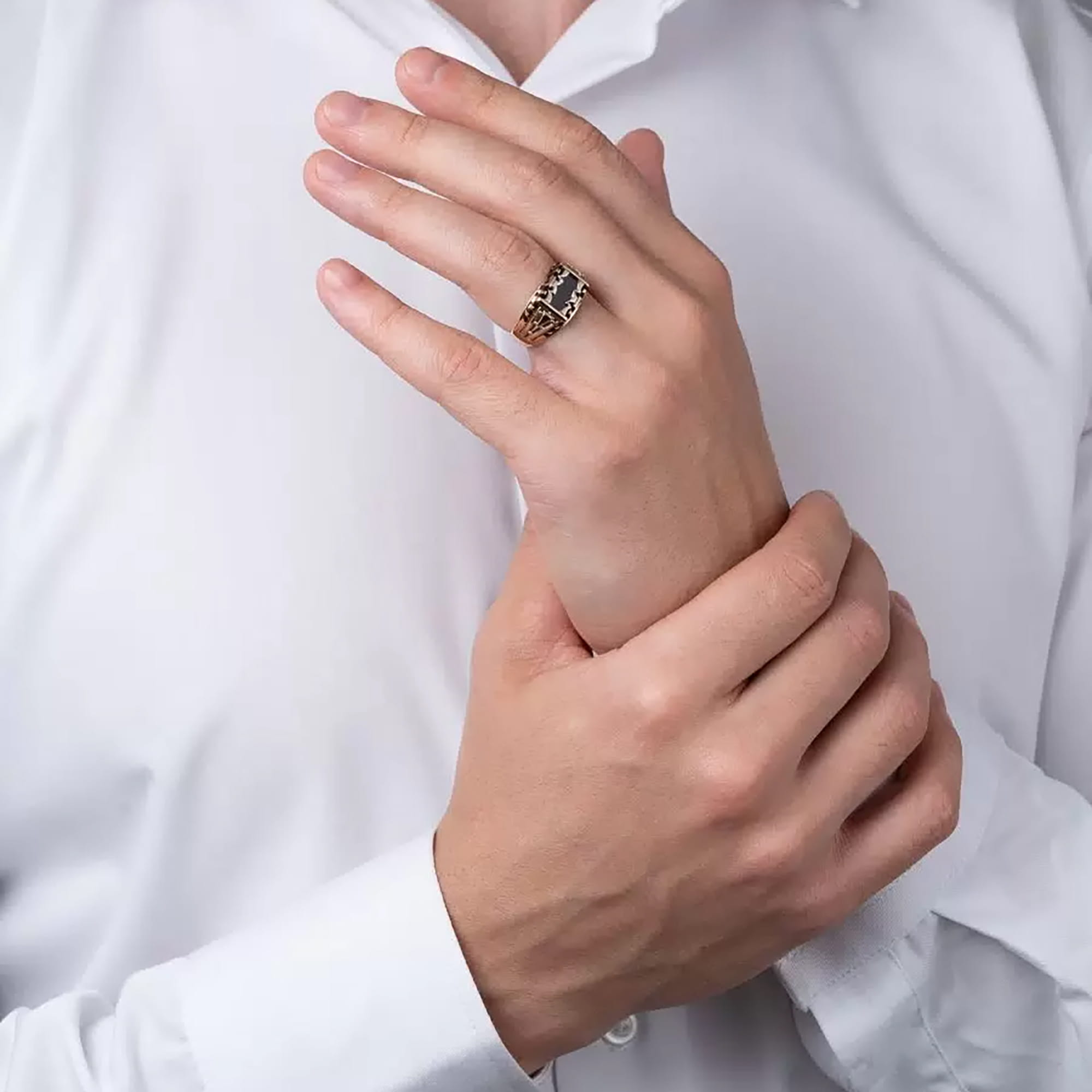 Печатка из золота 585 пробы с ониксом КАРАВАЕВСКАЯ ЮВЕЛИРНАЯ ФАБРИКА 31-0294 Золото 585 пр.