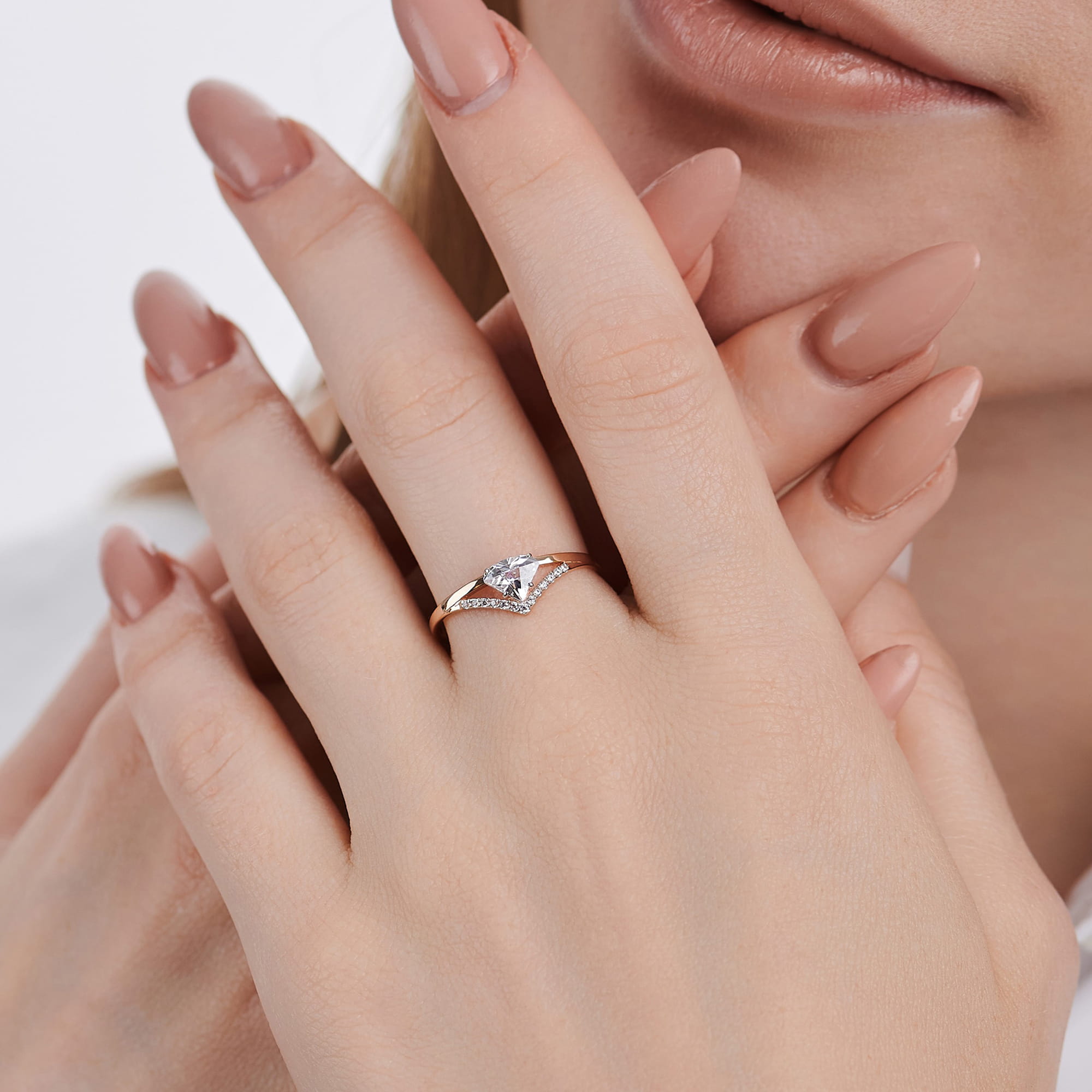 Кольцо из золота 585 пробы с фианитом ГОЛДЕН ГЛОБ КольцоКЛ-02/15,5/Sw/з585 Золото 585 пр.