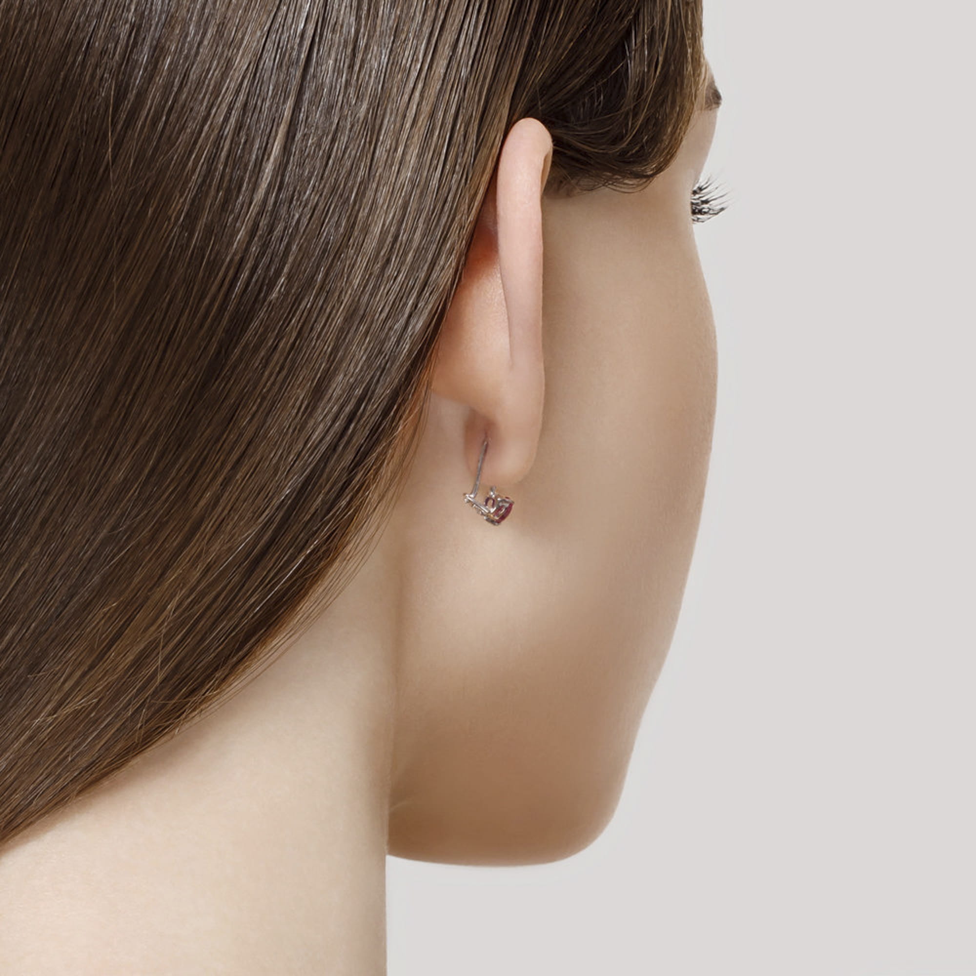 Серьги из серебра 925 пробы с корундом синтетическим SOKOLOV 94020589 Серебро 925 пр.