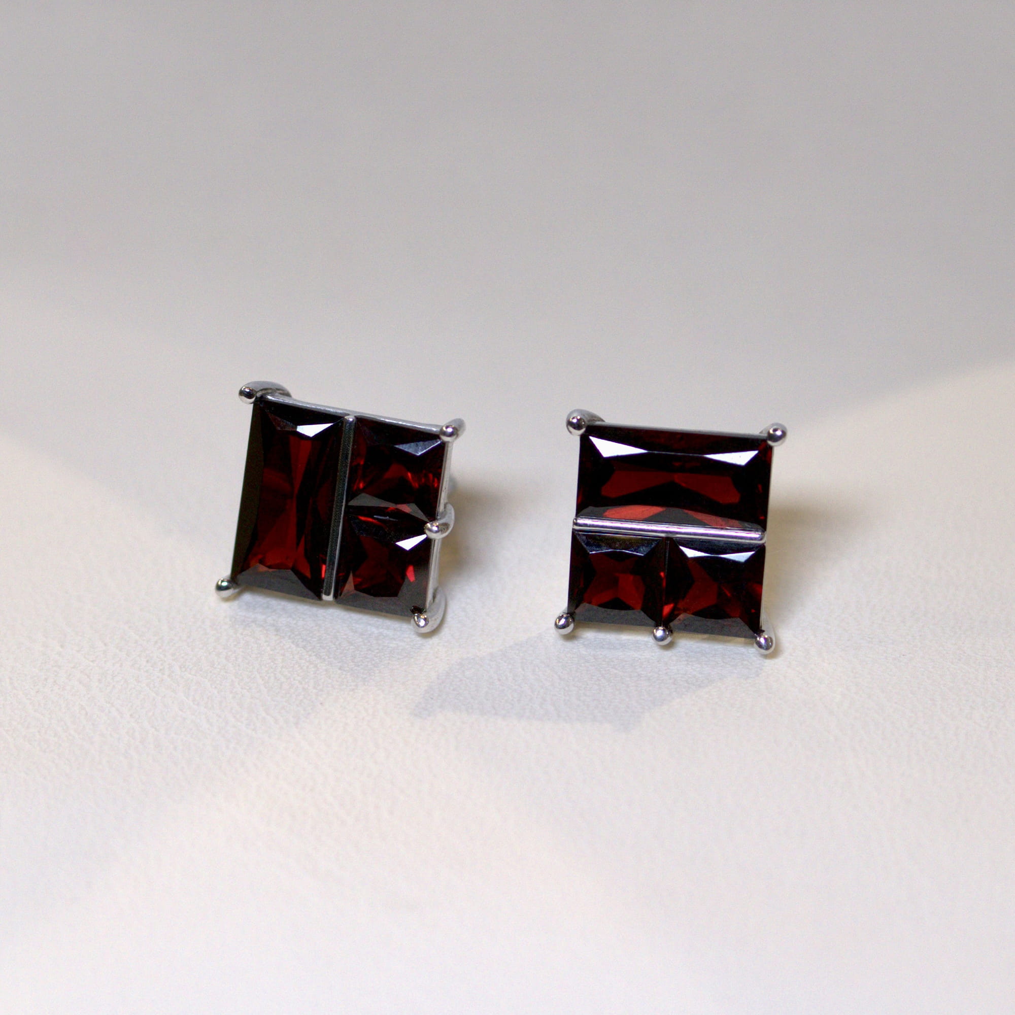 Серьги из серебра 925 пробы с гранатом ATMA 02-13-0091-2 Серебро 925 пр.