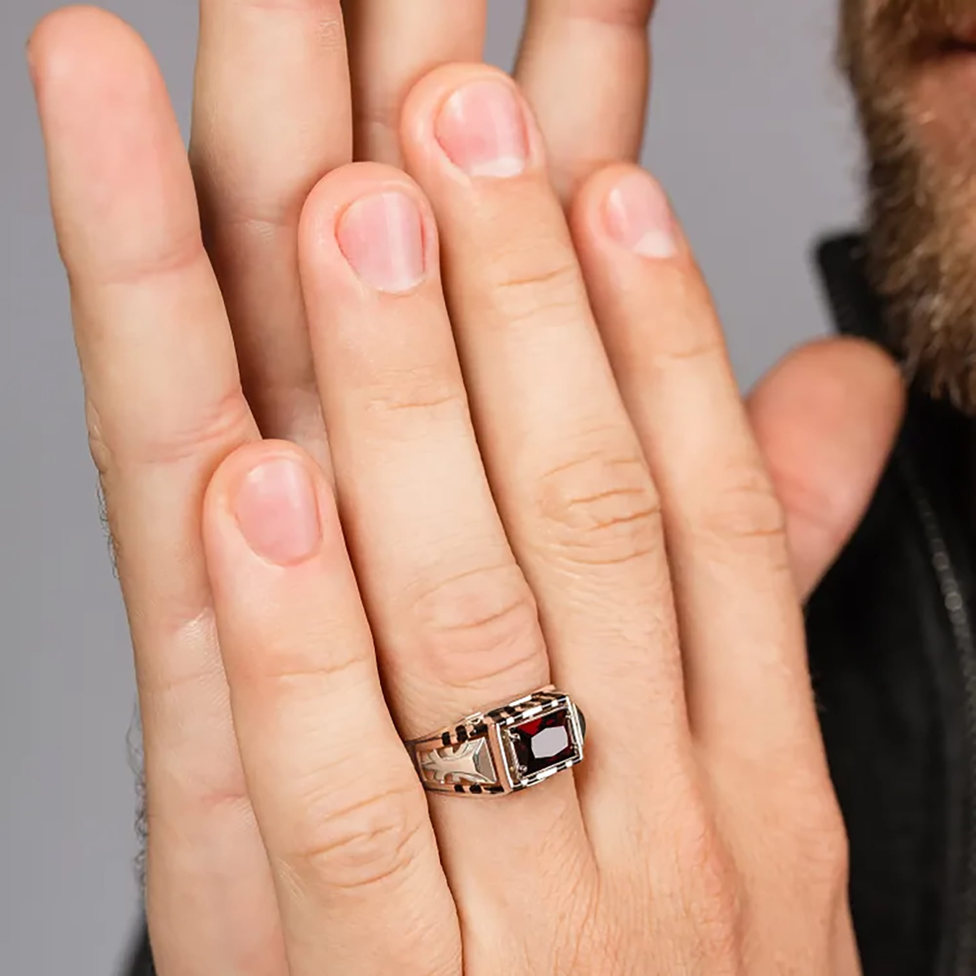 Печатка из золота 585 пробы с гранатом КАРАВАЕВСКАЯ ЮВЕЛИРНАЯ ФАБРИКА 31-0318-Г 