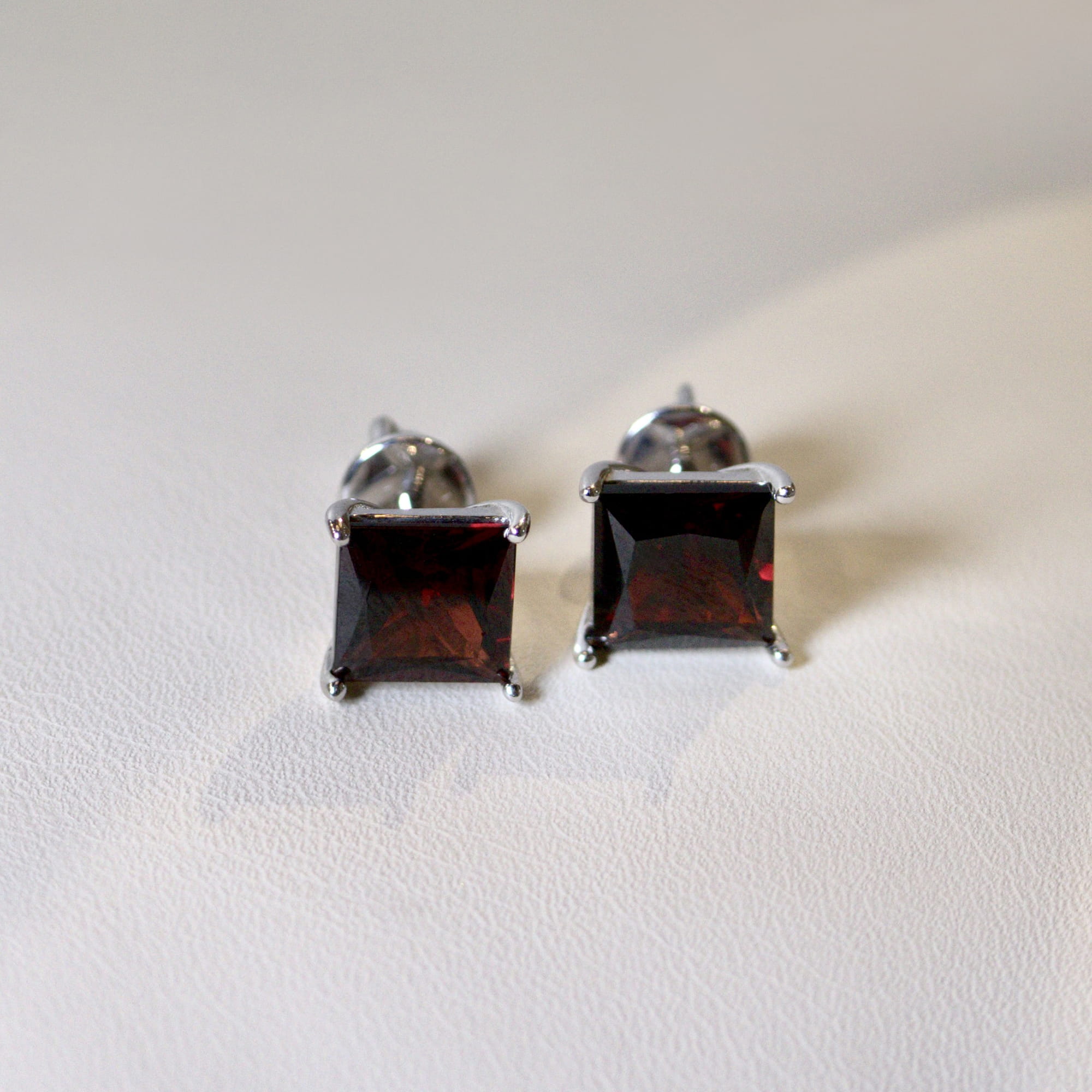 Серьги из серебра 925 пробы с гранатом ATMA 02-13-0097 Серебро 925 пр.