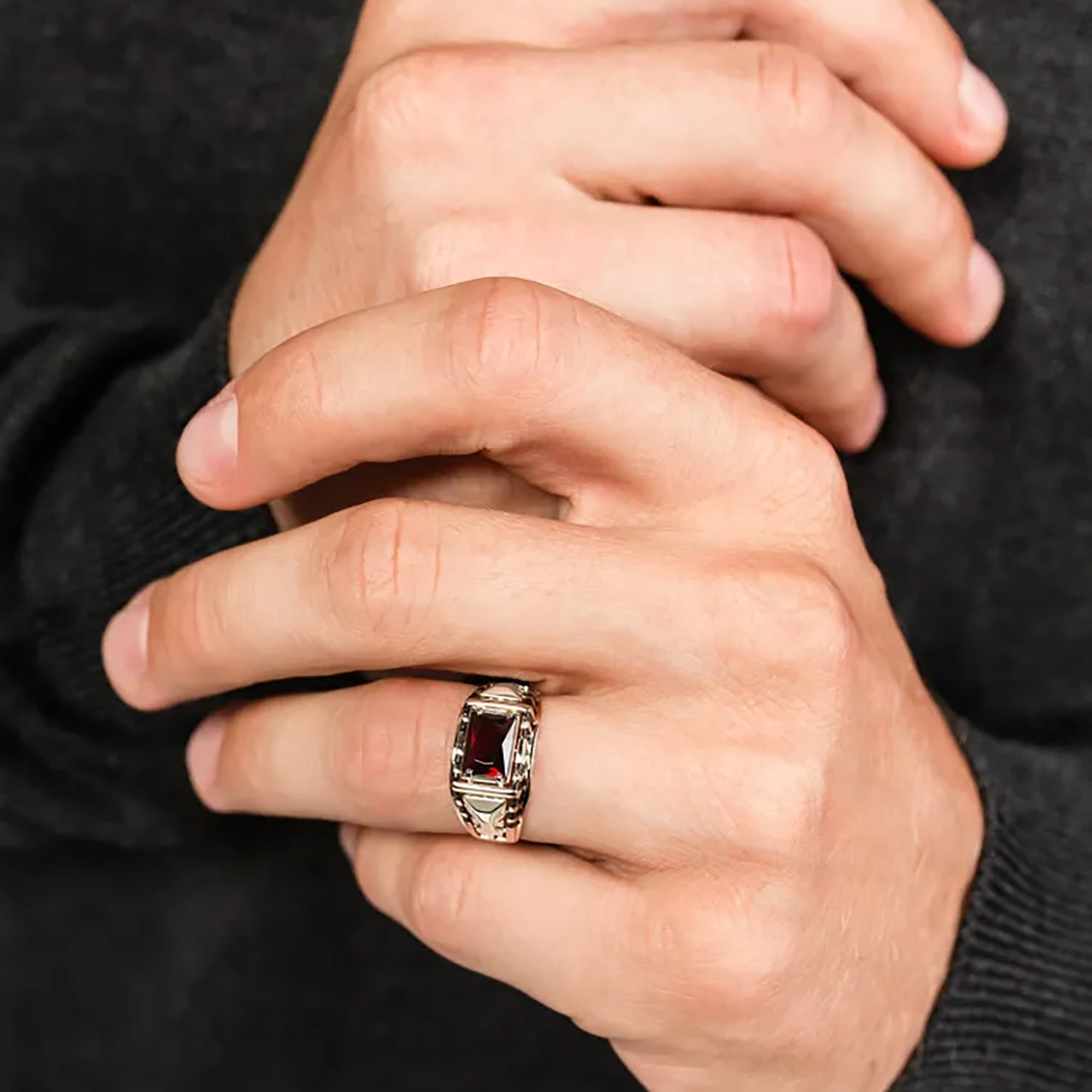 Печатка из золота 585 пробы с гранатом КАРАВАЕВСКАЯ ЮВЕЛИРНАЯ ФАБРИКА 31-0318-Г 