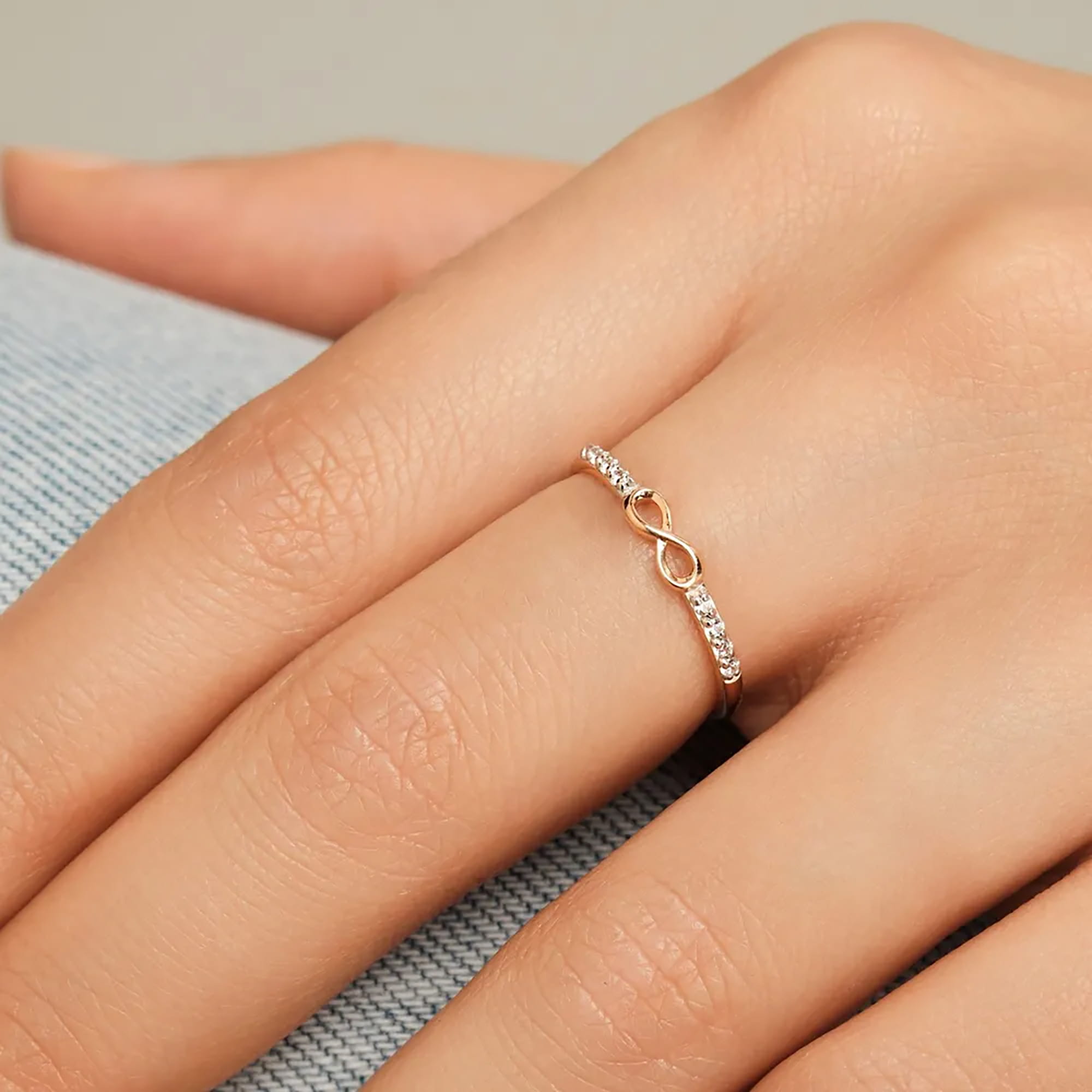 Кольцо из золота 585 пробы с фианитом DINASTIA 006831-1102 Золото 585 пр.