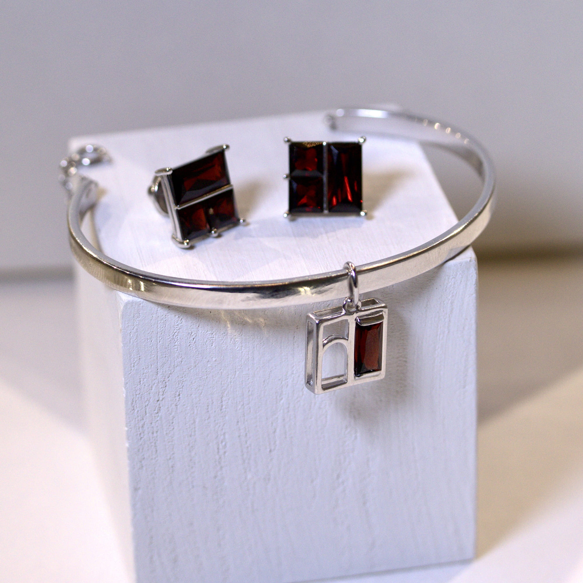 Кулон из серебра 925 пробы с гранатом ATMA 03-13-0025-1 Серебро 925 пр.