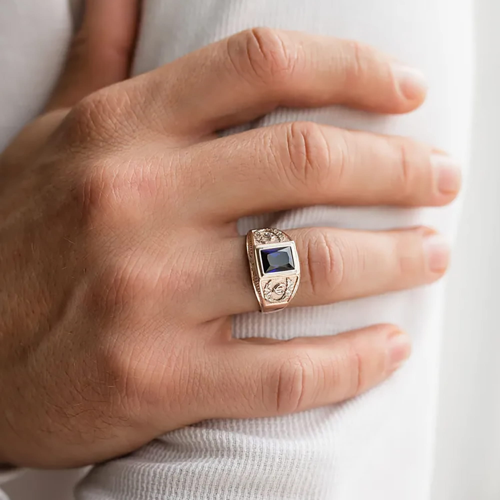 Печатка из золота 585 пробы с сапфиром синтетическим КАРАВАЕВСКАЯ ЮВЕЛИРНАЯ ФАБРИКА 31-0328-С Золото 585 пр.