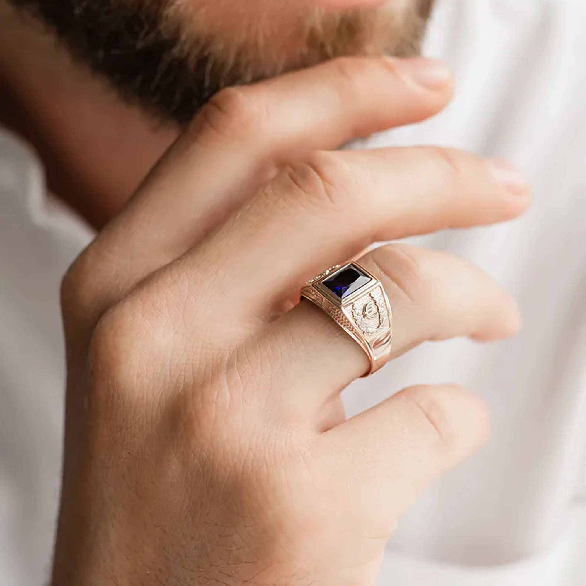 Печатка из золота 585 пробы с сапфиром синтетическим КАРАВАЕВСКАЯ ЮВЕЛИРНАЯ ФАБРИКА 31-0328-С Золото 585 пр.