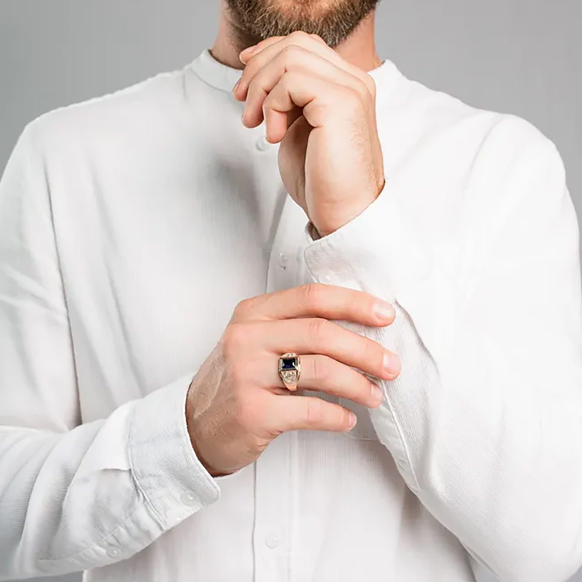 Печатка из золота 585 пробы с сапфиром синтетическим КАРАВАЕВСКАЯ ЮВЕЛИРНАЯ ФАБРИКА 31-0328-С Золото 585 пр.