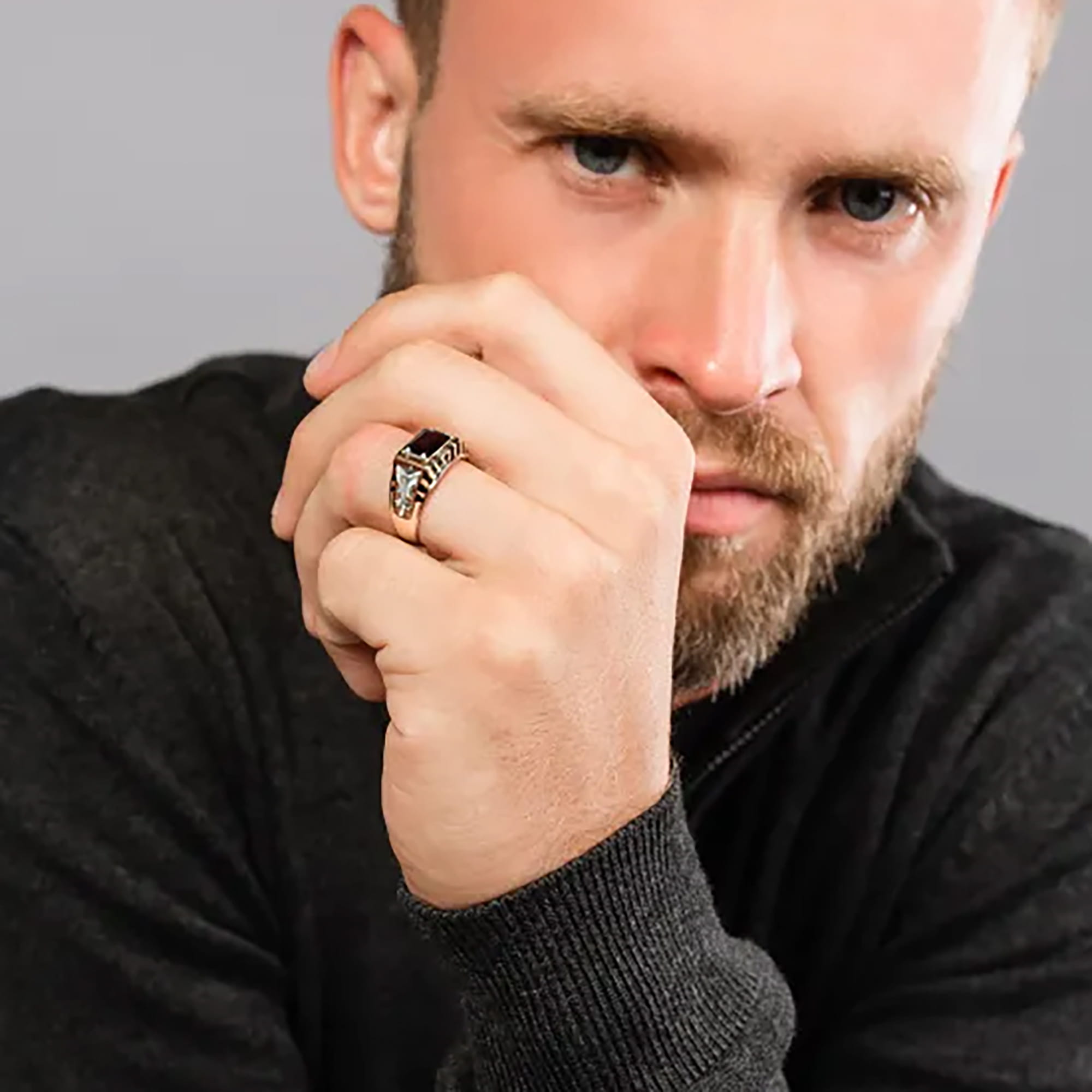 Печатка из золота 585 пробы с гранатом КАРАВАЕВСКАЯ ЮВЕЛИРНАЯ ФАБРИКА 31-0318-Г 